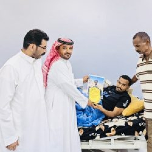 مجلس جماهير الأهلي بالدرب يكر م الجندي فيصل الدربي بعد إصابته في الحد الجنوبي مجلس جماهير الأهلي بالدرب يكر م الجندي فيصل الدربي بعد إصابته في الحد الجنوبي