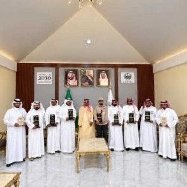 محافظ جزر فرسان يكر م المشاركين في نجاح فعاليات اليوم الوطني محافظ جزر فرسان يكر م المشاركين في نجاح فعاليات اليوم الوطني