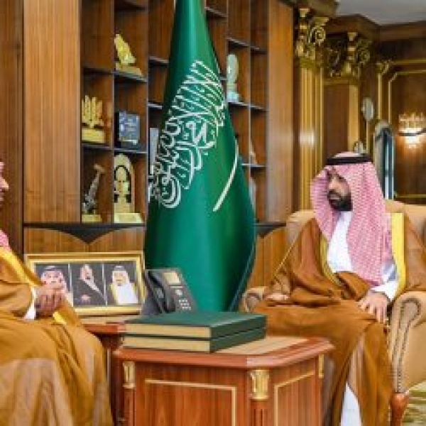 أمير جازان يستقبل مدير فرع هيئة الصحفيين السعوديين بالمنطقة