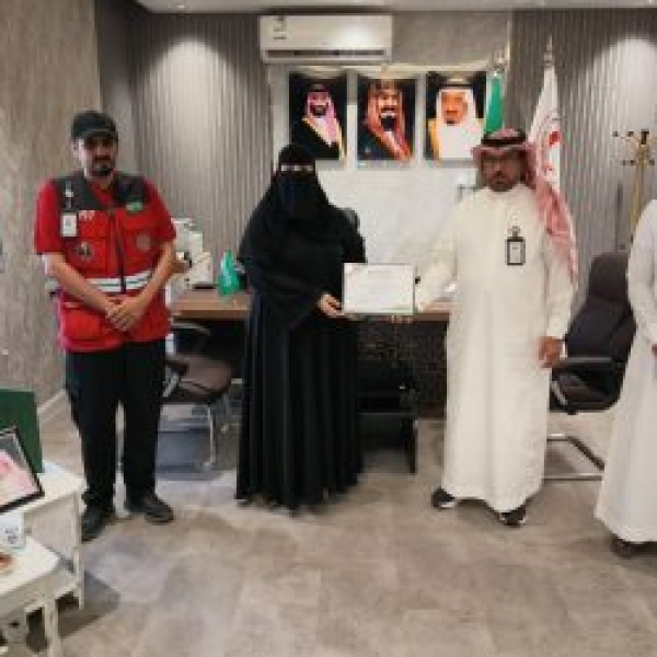 تدخل إسعافي مبكر يسهم في إنقاذ حياة رضيع بمنفذ الوديعة والهلال الأحمر يكر م الممرضة تدخل إسعافي مبكر يسهم في إنقاذ حياة رضيع بمنفذ الوديعة والهلال الأحمر يكر م الممرضة