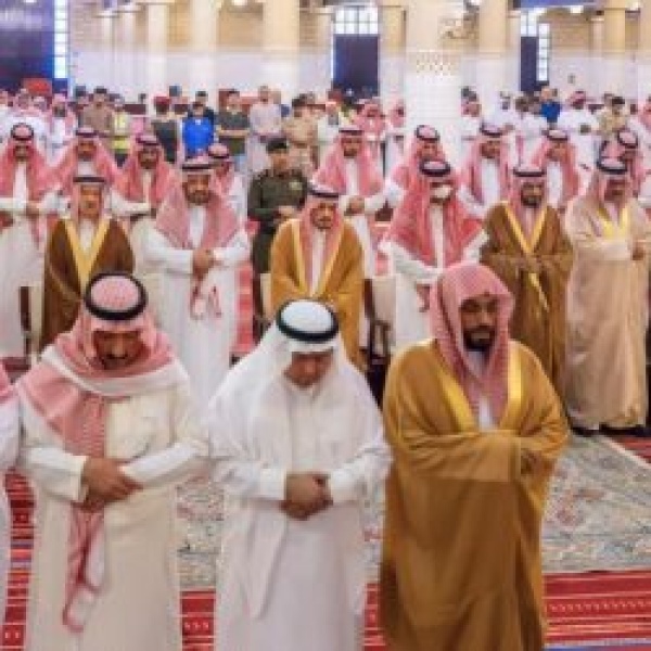 أمير الرياض يؤدي صلاة الميت على الأميرة مشاعل بنت سعود في جامع الإمام تركي