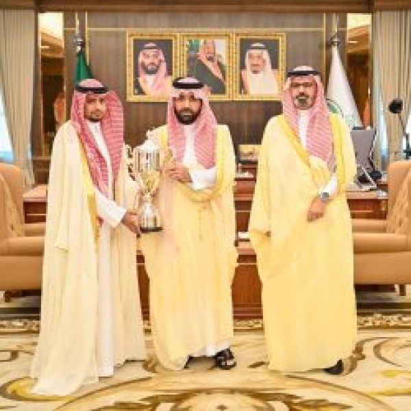 عام أمير جازان يستقبل مالك الإبل مجدي شتيفي بمناسبة تحقيقه مراكز متقدمة في مهرجان الملك عبدالعزيز للإبل عام أمير جازان يستقبل مالك الإبل مجدي شتيفي بمناسبة تحقيقه مراكز متقدمة في مهرجان الملك عبدالعزيز للإبل
