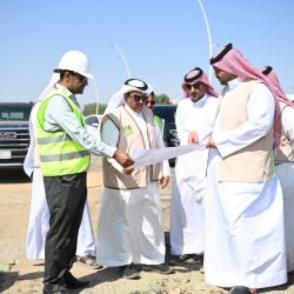 أمين نجران يتفقد مشاريع تطوير الطرق والتشجير داخل المدينة أمين نجران يتفقد مشاريع تطوير الطرق والتشجير داخل المدينة