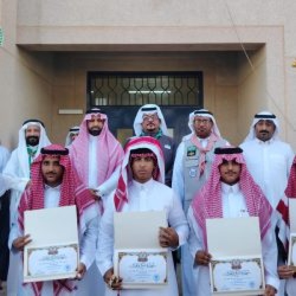 مكتب رواد ومرشدات كشافة جازان يكر م مدير ثانوية السليل بمناسبة اليوم العالمي للمعلم