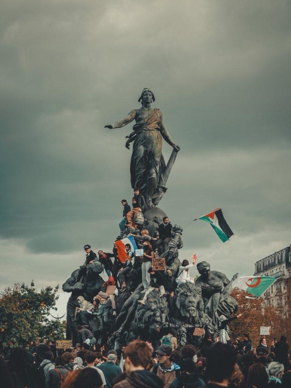 فرنسا تتظاهر وفلسطين حاضرة لا تغيب عن المشهد فرنسا تتظاهر وفلسطين حاضرة لا تغيب عن المشهد
