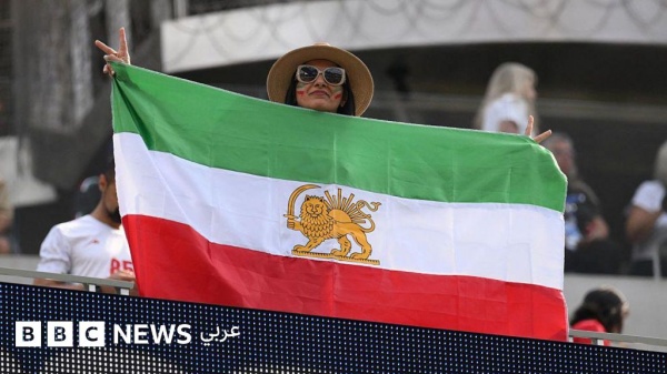 نريد الفوز لكننا نكره الجمهورية الإسلامية المعضلة التي يواجهها بعض مشجعي كرة القدم الإيرانيين نريد الفوز لكننا نكره الجمهورية الإسلامية المعضلة التي يواجهها بعض مشجعي كرة القدم الإيرانيين