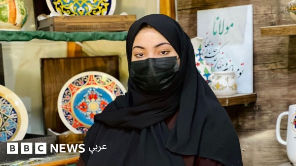 تكتب القرآن الكريم كاملا بخط يدها وت عل م فن الخط الجميل للعديد من النساء الأخریات تكتب القرآن الكريم كاملا بخط يدها وت عل م فن الخط الجميل للعديد من النساء الأخریات