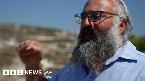 مستوطن إسرائيلي في الضفة الغربية يقول لبي بي سي إن الهجمات على الفلسطينيين مبررة بوصفها انتقاما مستوطن إسرائيلي في الضفة الغربية يقول لبي بي سي إن الهجمات على الفلسطينيين مبررة بوصفها انتقاما