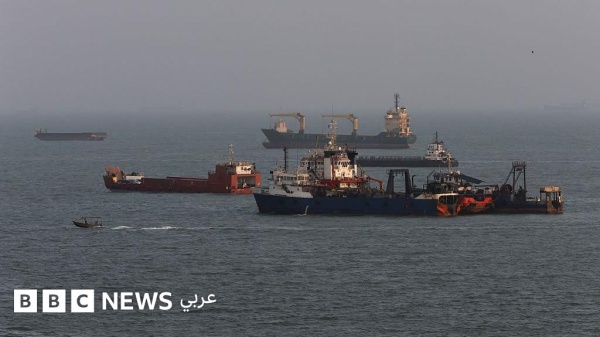 إيران تطالب قطر بالكشف عن مصير ثلاثة طيارين وتعلن اتفاقا حول الملاحة في مضيق هرمز مع ع مان إيران تطالب قطر بالكشف عن مصير ثلاثة طيارين وتعلن اتفاقا حول الملاحة في مضيق هرمز مع ع مان