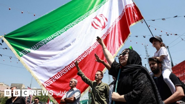 سماع دوي انفجارين في هرمز وإيران وع مان تقتربان من اتفاق بشأن الملاحة