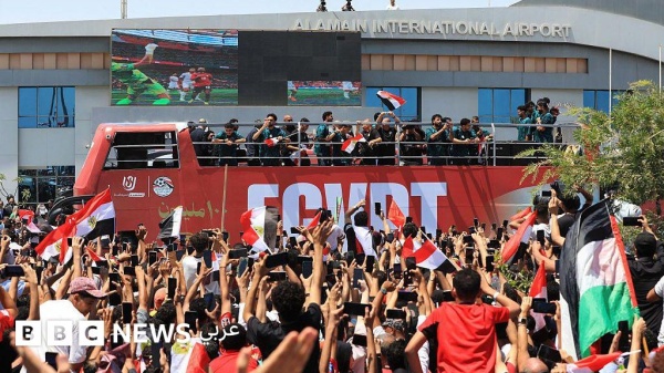 احتفالية شعبية لمنتخب مصر بعد جدل بشأن استقباله في مدينة العلمين احتفالية شعبية لمنتخب مصر بعد جدل بشأن استقباله في مدينة العلمين