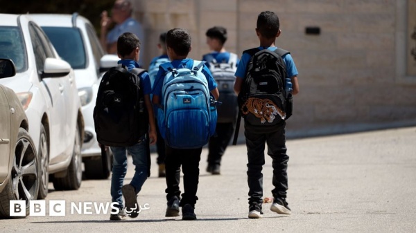 آباء فلسطينيون يخشون على حياة أطفالهم في المدارس مع تصاعد هجمات المستوطنين آباء فلسطينيون يخشون على حياة أطفالهم في المدارس مع تصاعد هجمات المستوطنين