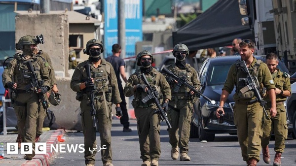 إخلاء عائلات وهدم منازل في الخليل خلال عملية عسكرية إسرائيلية بعد مقتل جنديين إخلاء عائلات وهدم منازل في الخليل خلال عملية عسكرية إسرائيلية بعد مقتل جنديين