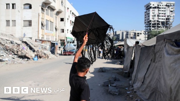 أطفال غزة يكسرون طائراتهم الورقية خوفا من القصف