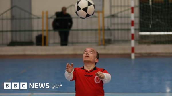 أريد الاستمتاع بكأس العالم مثل الجميع معاناة لاعب كرة قزم في غزة الاندبندنت