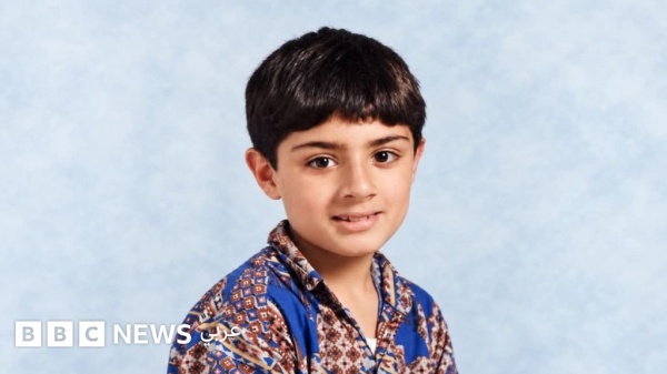 صبي كان لا يملك صوتا أصبح يساعد الآخرين على الحديث بطلاقة