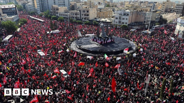 حشود ضخمة في شوارع طهران انتظارا للموكب الجنائزي للمرشد الأعلى الإيراني الراحل