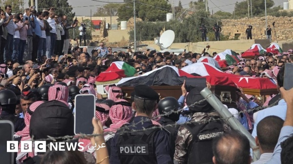 الآلاف يشيعون جثامين ضحايا الهجوم المسلح في الكرك على وقع الترانيم وأكاليل الورد الآلاف يشيعون جثامين ضحايا الهجوم المسلح في الكرك على وقع الترانيم وأكاليل الورد