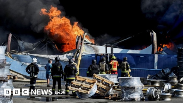 مقتل 37 شخصا على الأقل وإجلاء المئات إثر غارة على مستودع أسلحة في كييف مقتل 37 شخصا على الأقل وإجلاء المئات إثر غارة على مستودع أسلحة في كييف