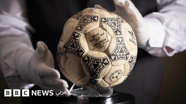 بيع كرة مارادونا التي سج ل بها هدف يد الرب مقابل 3 3 مليون دولار