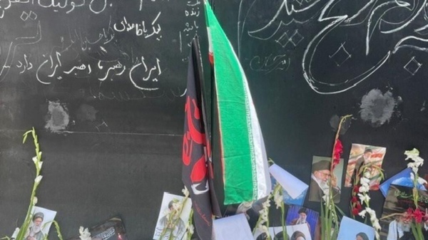 إيران آلاف المشيعين يتوافدون على طهران لحضور مراسم وداع المرشد الأعلى علي خامنئي إيران آلاف المشيعين يتوافدون على طهران لحضور مراسم وداع المرشد الأعلى علي خامنئي