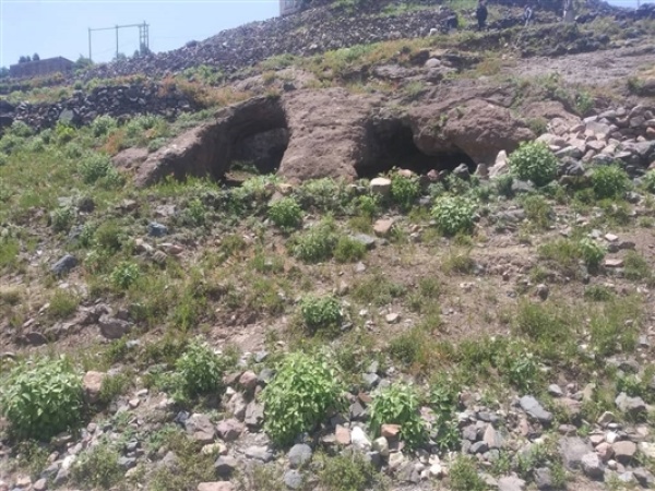 مستعينة بأجهزة مسح عصابة حوثية تنهب موقع أثري في ظفار بمحافظة إب مستعينة بأجهزة مسح عصابة حوثية تنهب موقع أثري في ظفار بمحافظة إب