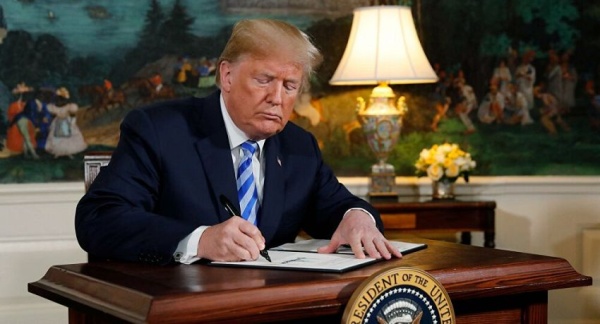 ترامب يتخذ قرار ا مهم ا في البيت الأبيض ترامب يتخذ قرار ا مهم ا في البيت الأبيض