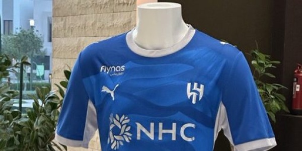 طقم الهلال الجديد يفجر موجة من الجدل طقم الهلال الجديد يفجر موجة من الجدل
