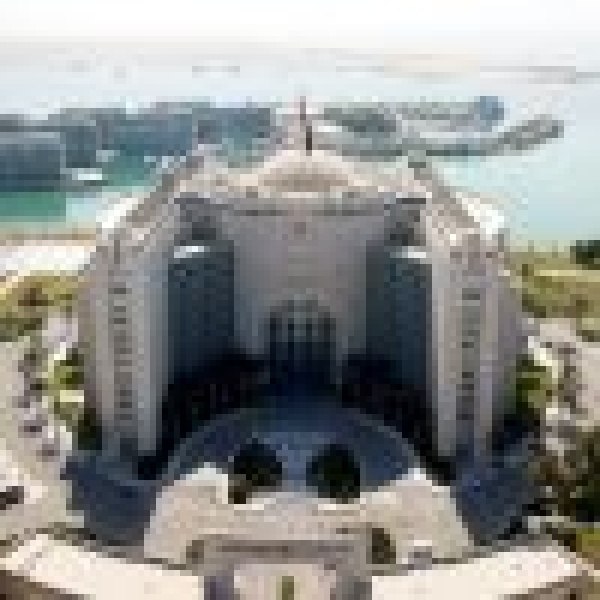 الإمارات ت دين بأشد العبارات استمرار استهداف ميليشيا الحوثي الإرهابية الأعيان المدنية والسفن السعودية