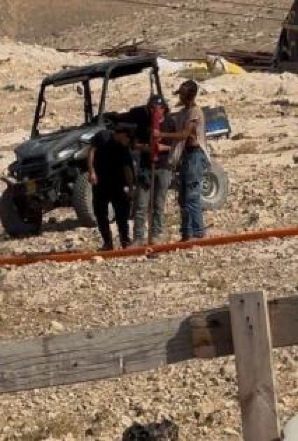 مستعمرون إرهابيون يقطعون خط مياه قرب الخان الأحمر شرق القدس مستعمرون إرهابيون يقطعون خط مياه قرب الخان الأحمر شرق القدس