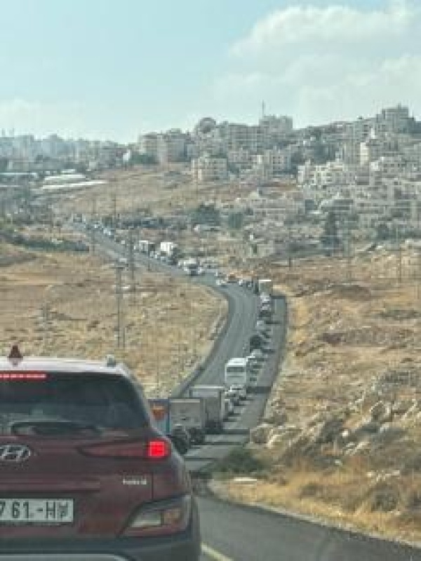 مئات المواطنين عالقون على حاجز جبع شمال القدس مئات المواطنين عالقون على حاجز جبع شمال القدس