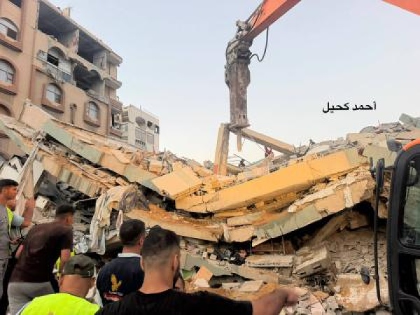 وفاة 9 نازحين وإصابة 14 وفقدان العشرات جراء انهيار بناية في مدينة غزة