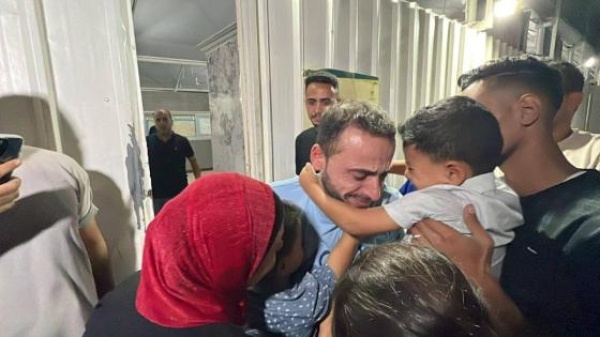 وصول خمسة أسرى محررين إلى مجمع ناصر الطبي في خان يونس