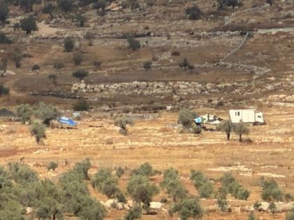 مستوطنون يقيمون بؤرة استيطانية غرب رام الله مستوطنون يقيمون بؤرة استيطانية غرب رام الله