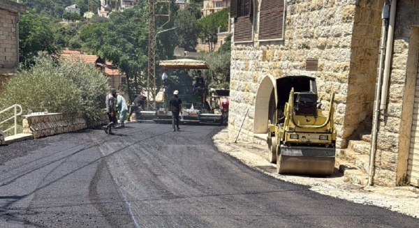 بالصور بدء أعمال توسيع وتزفيت طريق مدخل دفون الرئيسي