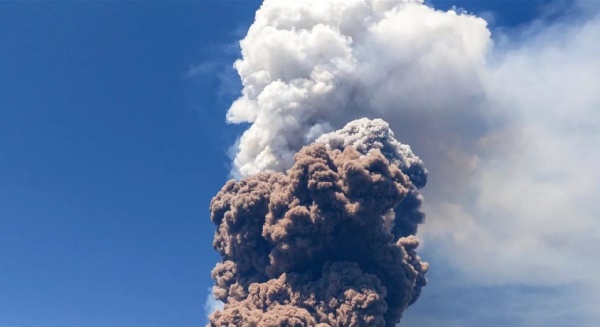 كان ي مارس رياضة المشي صاعقة تقتل سائحا على جبل إتنا في صقلية