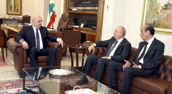 الرئيس عون يستقبل رئيس ي بلديتي بكاسين وكرخا ويبحث أوضاع البلدتين وحاجات الأهالي الرئيس عون يستقبل رئيس ي بلديتي بكاسين وكرخا ويبحث أوضاع البلدتين وحاجات الأهالي