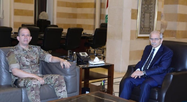 سلام يبحث مع قائد الجيش أمن الجنوب وملف المتفجرات سلام يبحث مع قائد الجيش أمن الجنوب وملف المتفجرات