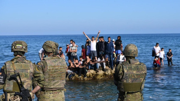 الشرطة الإسبانية تحقق في تقرير بشأن مسؤولية المغرب في تدفق المهاجرين إلى سبتة الشرطة الإسبانية تحقق في تقرير بشأن مسؤولية المغرب في تدفق المهاجرين إلى سبتة