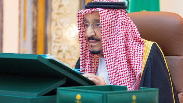 العاهل السعودي يصف الحوثيين بـ ميليشيا إرهابية والجماعة تتهم الرياض بشن ضربات دامية على مواقعها
