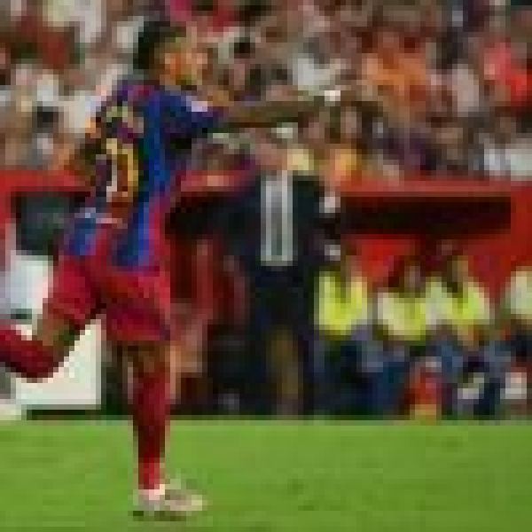 رافينيا يقود برشلونة للفوز بثلاثية على إشبيلية رافينيا يقود برشلونة للفوز بثلاثية على إشبيلية
