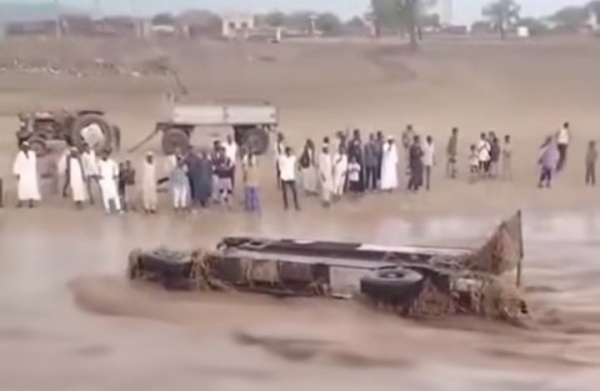 سيول عنيفة تقطع الطرق وتجرف شاحنة