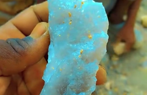 مواطن يكتشف كميات ذهب خام جوار منزله مواطن يكتشف كميات ذهب خام جوار منزله