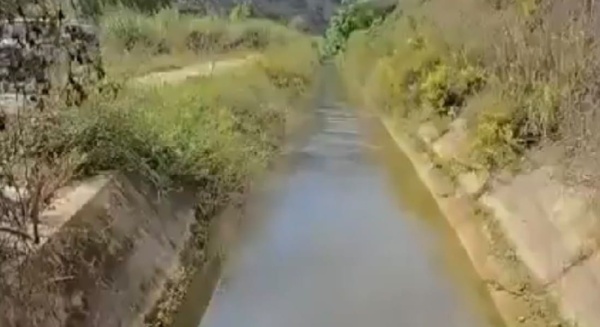 مياه الليطاني تتغي ر إلى الأسود والأحمر والمصلحة الوطنية تجري فحوص ا لكشف أسباب التلو ث فيديو