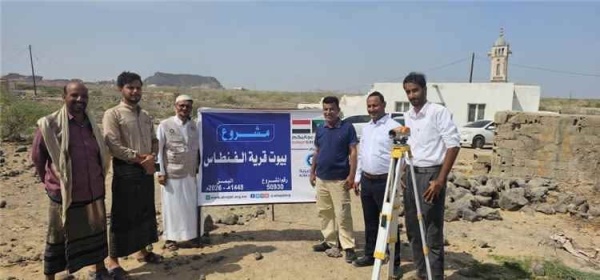 برعاية المحافظ بن الوزير وتمويل الإشقاء في الكويت تسليم موقع مشروع إنشاء وحدات سكنية للأسر في بالحاف رضوم