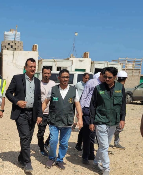 وكيل وزارة التعليم الفني والتدريب المهني يتفقد سير العمل الإنشائي في مشروع بناء معهد سقطرى التقني وكيل وزارة التعليم الفني والتدريب المهني يتفقد سير العمل الإنشائي في مشروع بناء معهد سقطرى التقني