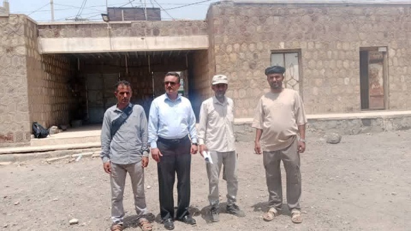 مدير عام ردفان يسلم موقع مشروع ترميم وتأهيل مبنى السلطة المحلية للجهة المنفذة مدير عام ردفان يسلم موقع مشروع ترميم وتأهيل مبنى السلطة المحلية للجهة المنفذة
