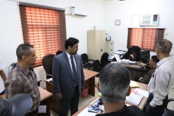 وزير التعليم الفني والتدريب المهني يتفقد مكتب عدن ويطلع على سير العمل وأوضاع القطاع
