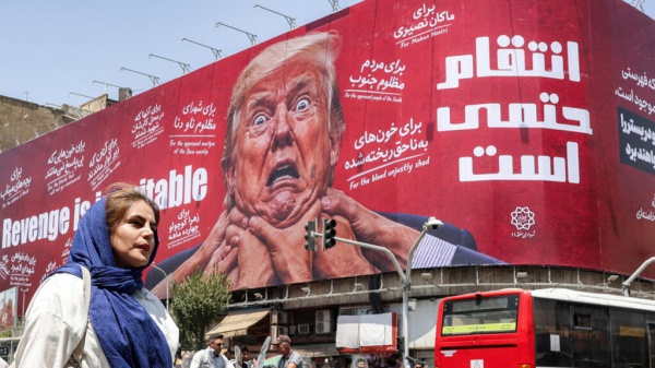 في طهران يكتب النظام روايته للحرب على جدران المدينة 2 2