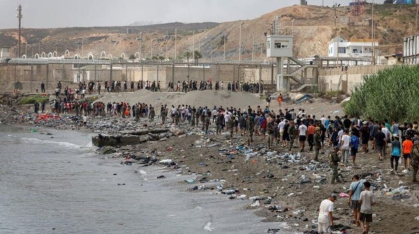 المغرب يصد محاولات عبور إلى سبتة ويعتقل عشرات المهاجرين غير النظاميين المغرب يصد محاولات عبور إلى سبتة ويعتقل عشرات المهاجرين غير النظاميين